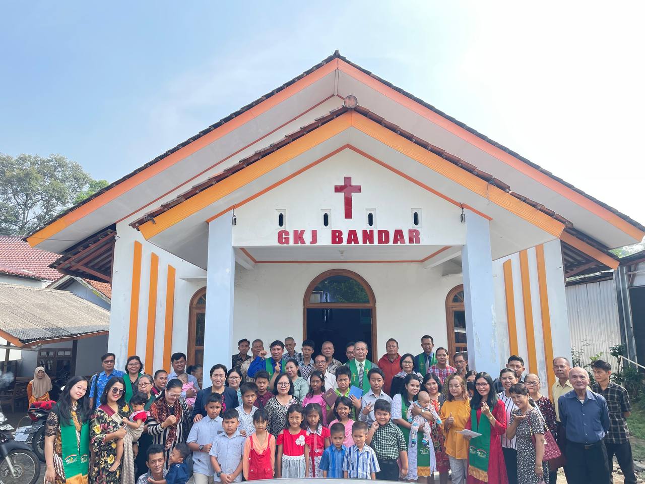 Jemaat dan gedung GKJ Bandar